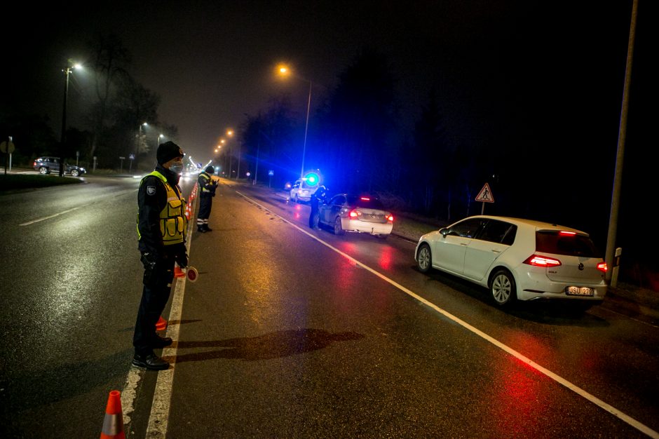 Policija stabdo įvažiuojančius į Kauną: tenka laukti eilėse, o kai kam – ir apsisukti