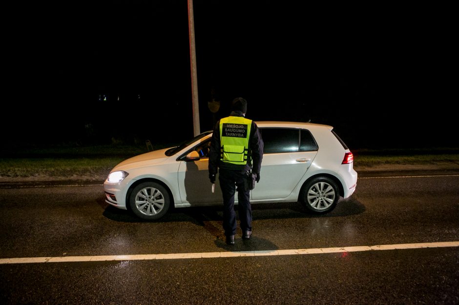 Policija stabdo įvažiuojančius į Kauną: tenka laukti eilėse, o kai kam – ir apsisukti