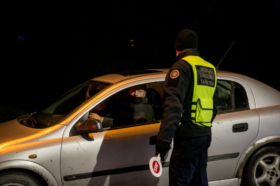 Policija stabdo įvažiuojančius į Kauną: tenka laukti eilėse, o kai kam – ir apsisukti