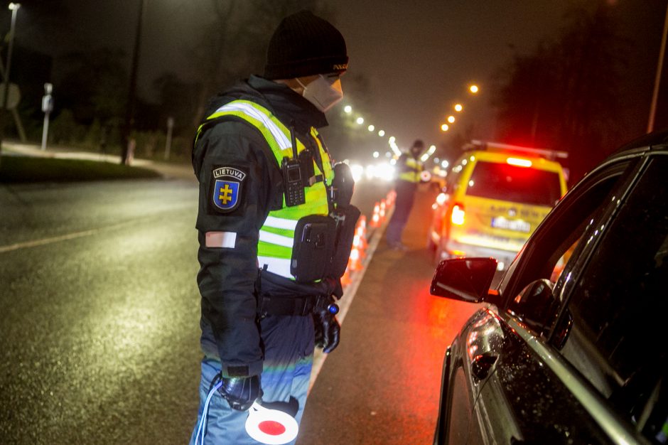 Policija stabdo įvažiuojančius į Kauną: tenka laukti eilėse, o kai kam – ir apsisukti