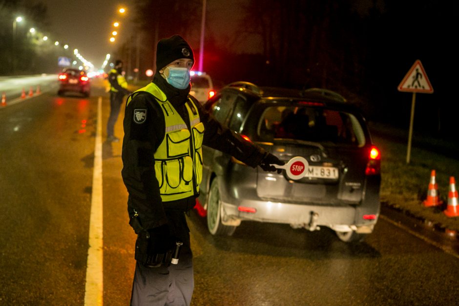 Policija stabdo įvažiuojančius į Kauną: tenka laukti eilėse, o kai kam – ir apsisukti