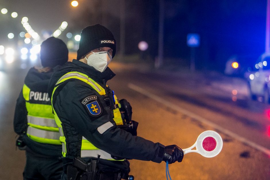 Policija stabdo įvažiuojančius į Kauną: tenka laukti eilėse, o kai kam – ir apsisukti