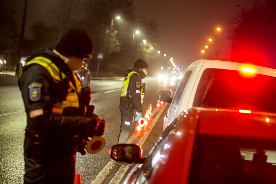 Policija stabdo įvažiuojančius į Kauną: tenka laukti eilėse, o kai kam – ir apsisukti