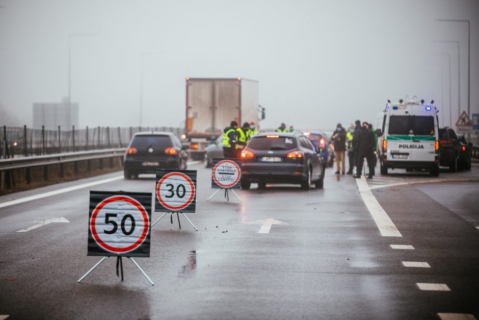 Įžūlu: pro patikros postą važiavęs beteisis vyras pateikė kito asmens vairuotojo pažymėjimą