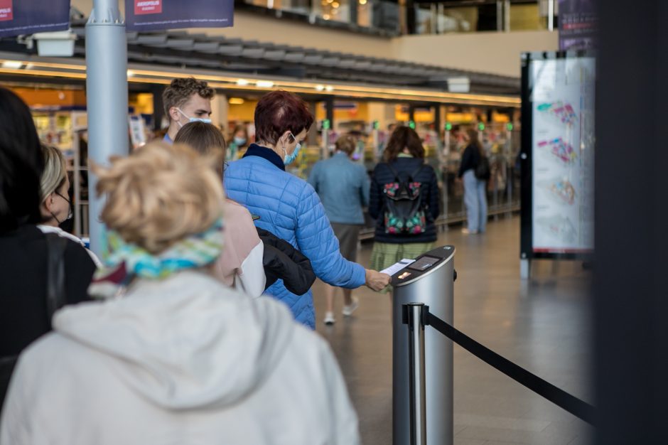 Pirmoji masinių ribojimų diena: aistros dėl sąskaitų, močiutės ir teisės pasirinkti