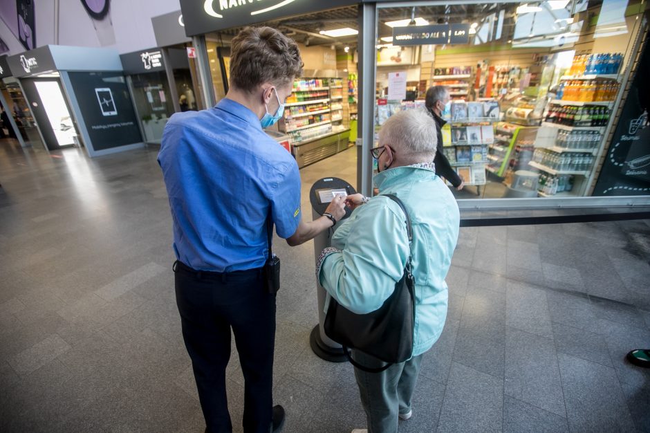 Pirmoji masinių ribojimų diena: aistros dėl sąskaitų, močiutės ir teisės pasirinkti