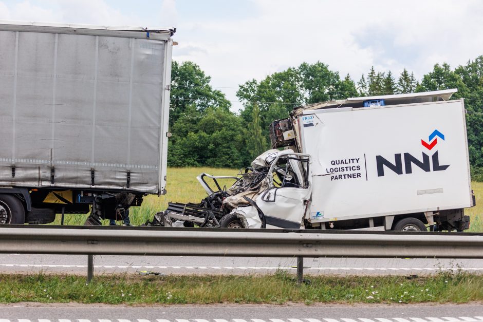 Kraupi avarija kelyje A1: vairuotojo kabina visiškai sumaitota, žuvo du jauni žmonės