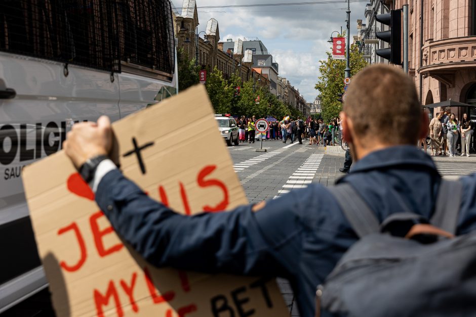 „Vilnius Pride 2023“: į minią vos neįsirėžė automobilis