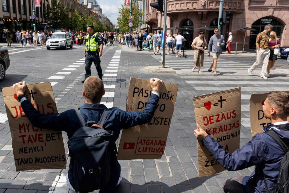 „Vilnius Pride 2023“: į minią vos neįsirėžė automobilis