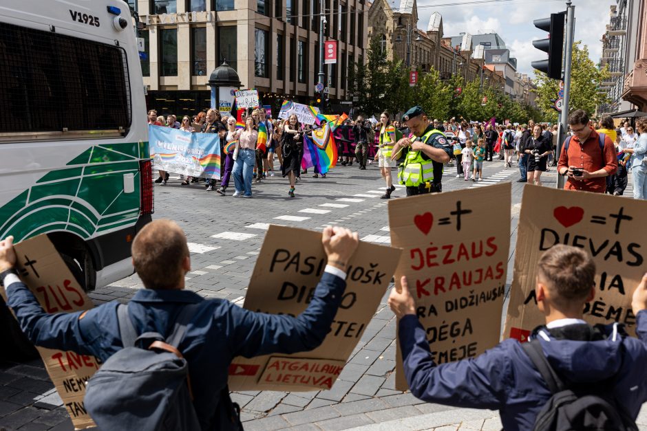 „Vilnius Pride 2023“: į minią vos neįsirėžė automobilis