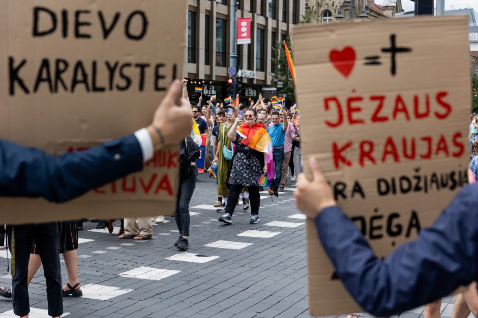 „Vilnius Pride 2023“: į minią vos neįsirėžė automobilis