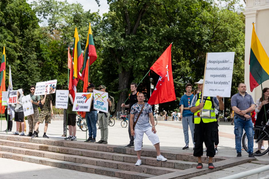 „Vilnius Pride 2023“: į minią vos neįsirėžė automobilis