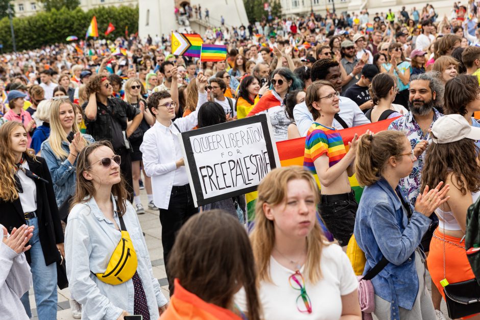 „Vilnius Pride 2023“: į minią vos neįsirėžė automobilis