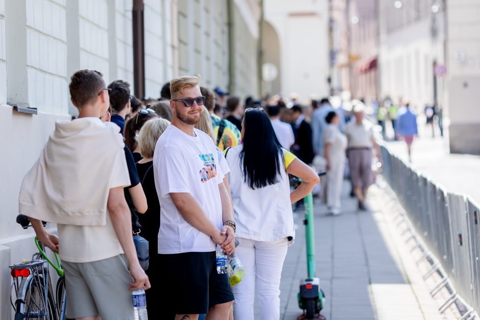 Prie Vilniaus universiteto – milžiniška eilė: laukiama J. Bideno kalbos 