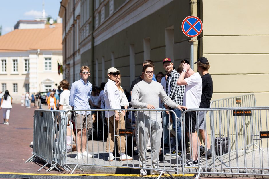 Prie Vilniaus universiteto – milžiniška eilė: laukiama J. Bideno kalbos 