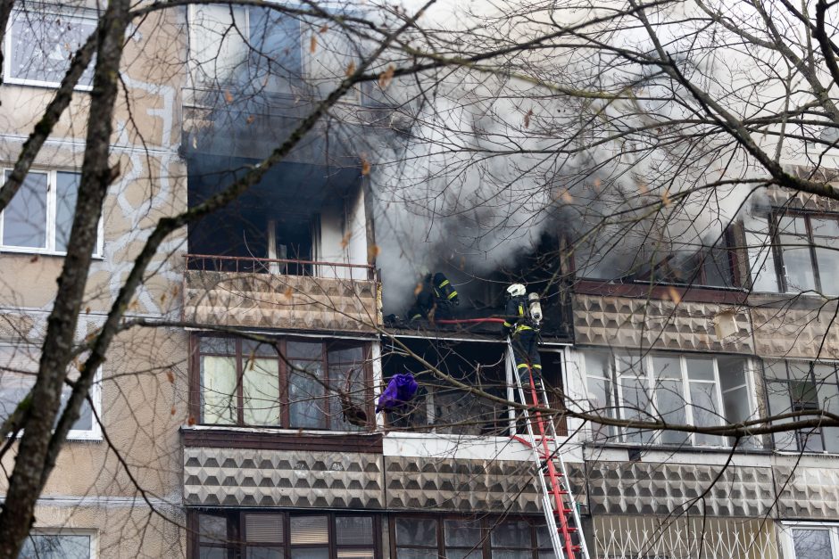 Siaubingas gaisras Viršuliškėse: griuvo užsidegusių butų perdanga, keturi žmonės – ligoninėje