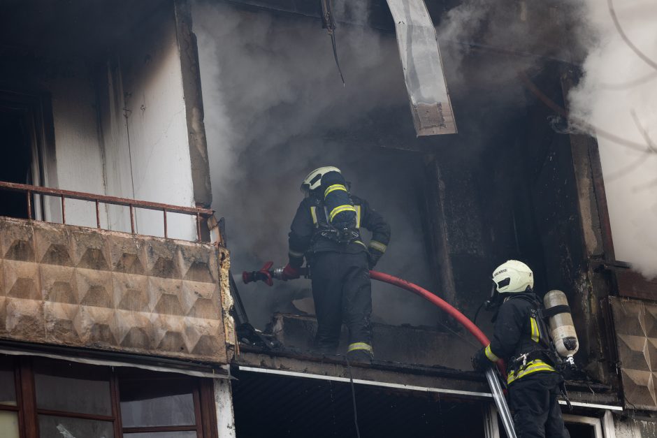 Siaubingas gaisras Viršuliškėse: griuvo užsidegusių butų perdanga, keturi žmonės – ligoninėje