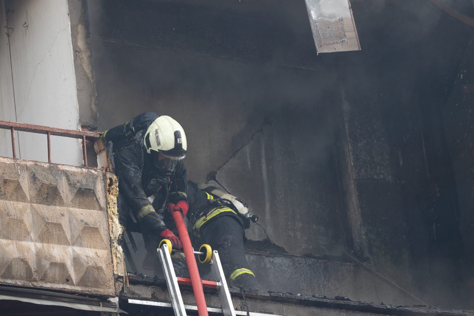 Siaubingas gaisras Viršuliškėse: griuvo užsidegusių butų perdanga, keturi žmonės – ligoninėje