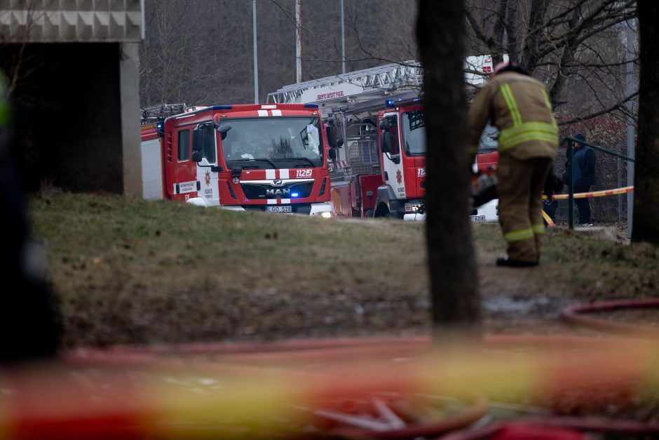 Siaubingas gaisras Viršuliškėse: griuvo užsidegusių butų perdanga, keturi žmonės – ligoninėje