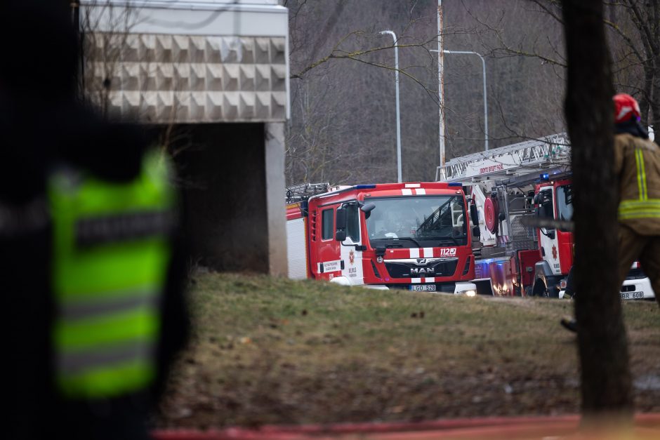 Siaubingas gaisras Viršuliškėse: griuvo užsidegusių butų perdanga, keturi žmonės – ligoninėje