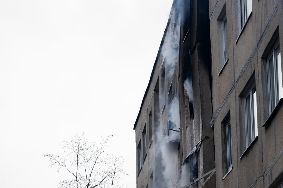 Siaubingas gaisras Viršuliškėse: griuvo užsidegusių butų perdanga, keturi žmonės – ligoninėje