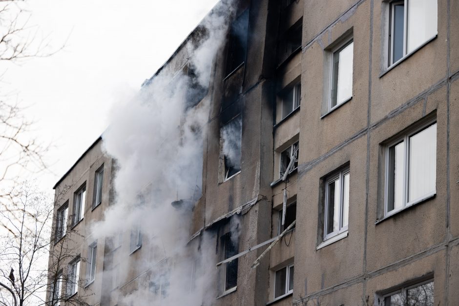 Siaubingas gaisras Viršuliškėse: griuvo užsidegusių butų perdanga, keturi žmonės – ligoninėje