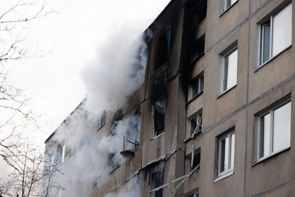 Siaubingas gaisras Viršuliškėse: griuvo užsidegusių butų perdanga, keturi žmonės – ligoninėje