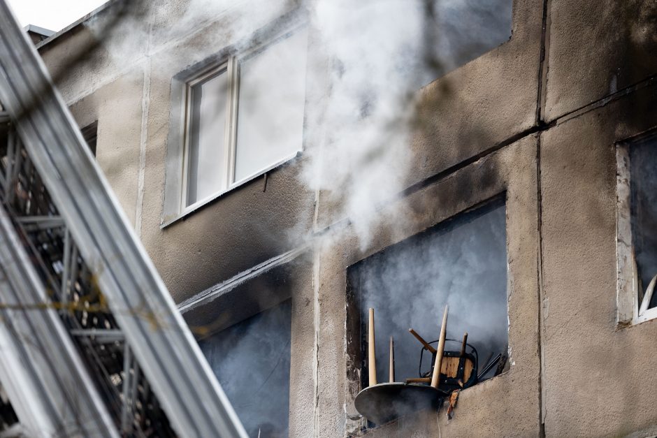 Siaubingas gaisras Viršuliškėse: griuvo užsidegusių butų perdanga, keturi žmonės – ligoninėje