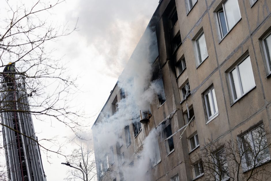 Siaubingas gaisras Viršuliškėse: griuvo užsidegusių butų perdanga, keturi žmonės – ligoninėje