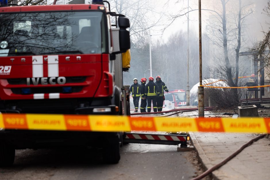 Siaubingas gaisras Viršuliškėse: griuvo užsidegusių butų perdanga, keturi žmonės – ligoninėje