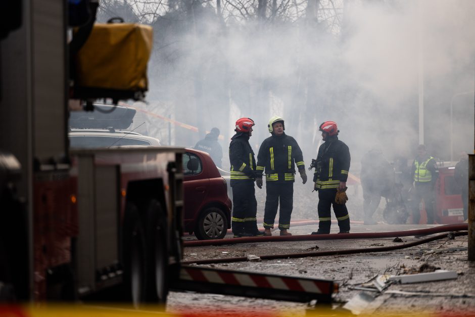 Siaubingas gaisras Viršuliškėse: griuvo užsidegusių butų perdanga, keturi žmonės – ligoninėje