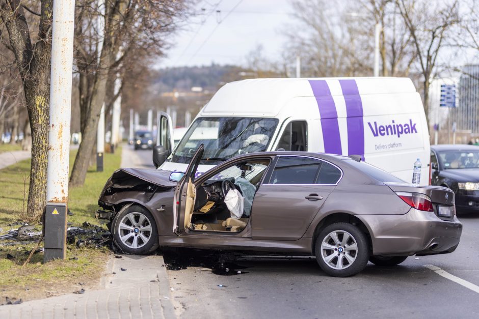 Vilniuje – žiauri prieš eismą važiavusio BMW kaktomuša su mikroautobusu: sužaloti du žmonės