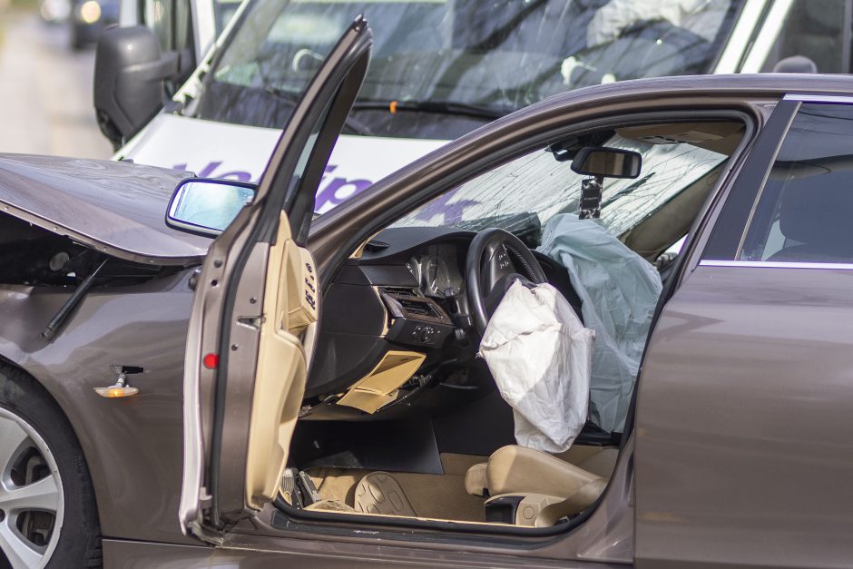 Vilniuje – žiauri prieš eismą važiavusio BMW kaktomuša su mikroautobusu: sužaloti du žmonės