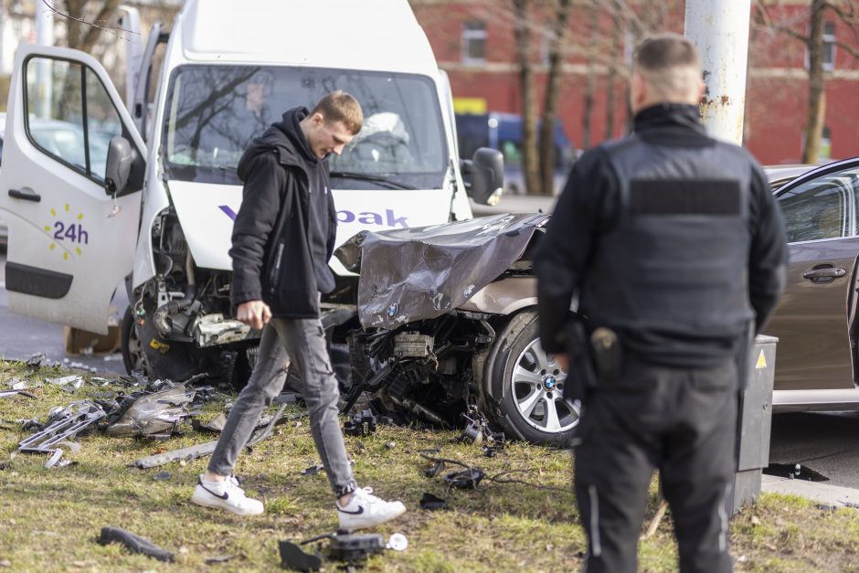 Vilniuje – žiauri prieš eismą važiavusio BMW kaktomuša su mikroautobusu: sužaloti du žmonės