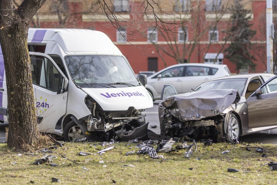 Vilniuje – žiauri prieš eismą važiavusio BMW kaktomuša su mikroautobusu: sužaloti du žmonės