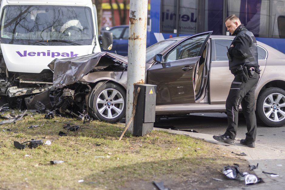 Vilniuje – žiauri prieš eismą važiavusio BMW kaktomuša su mikroautobusu: sužaloti du žmonės