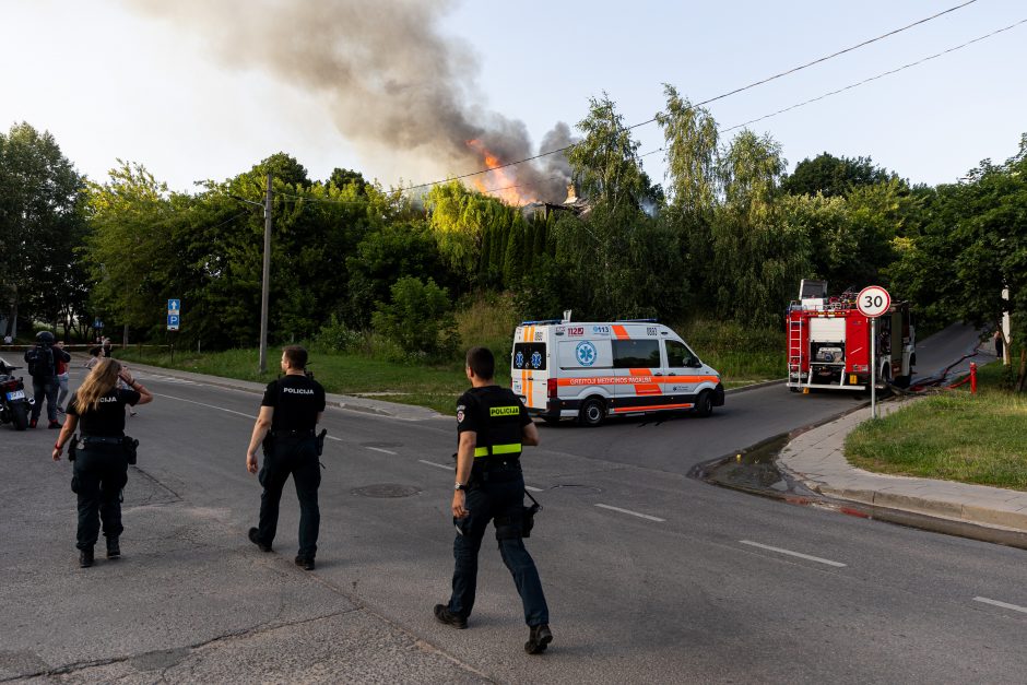 Sostinės Panevėžio gatvėje užsiliepsnojo namas