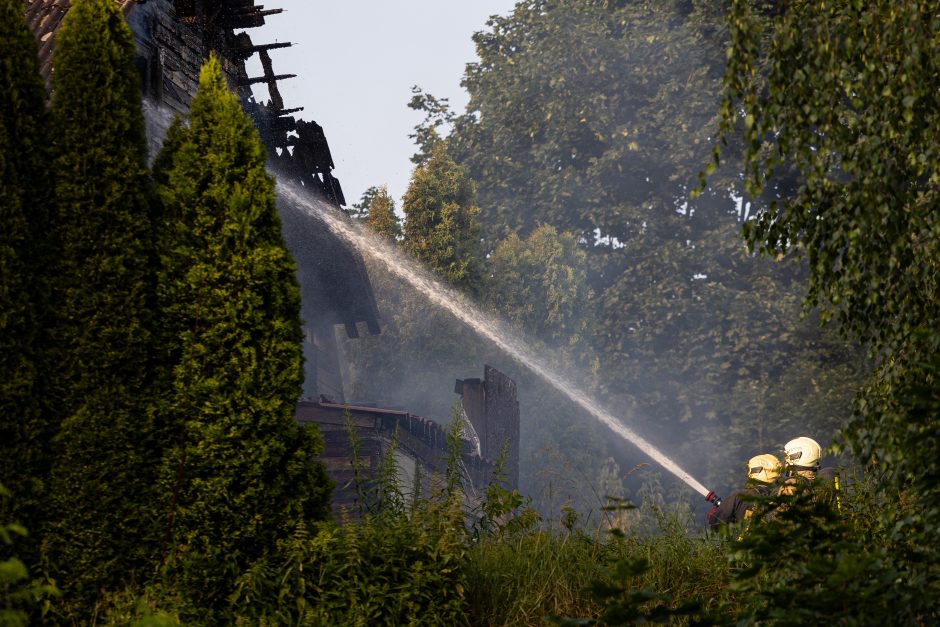 Sostinės Panevėžio gatvėje užsiliepsnojo namas