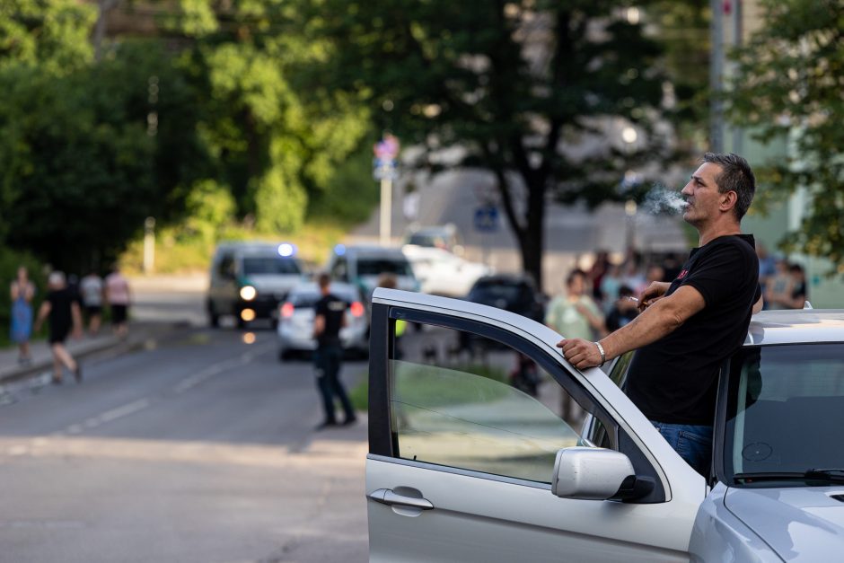 Sostinės Panevėžio gatvėje užsiliepsnojo namas