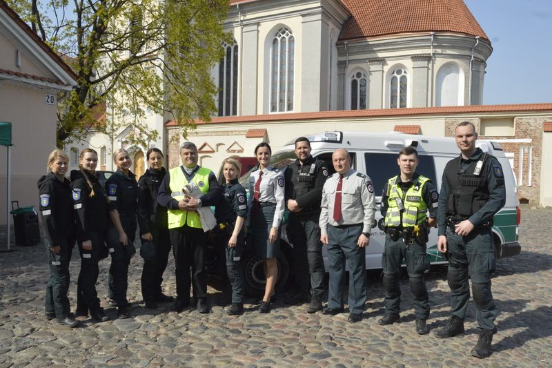 Tokio reido dar nebuvo: Rotušės aikštėje automobilius šventino policijos kapelionas