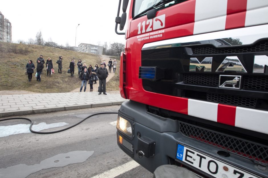 Kėdainių rajone gesindami šiltnamį apsinuodijo du vyrai