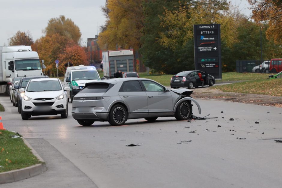 Siaubas Elektrėnų gatvėje: BMW vairuotojas rėžėsi į stotelę – sužeisti trys žmonės