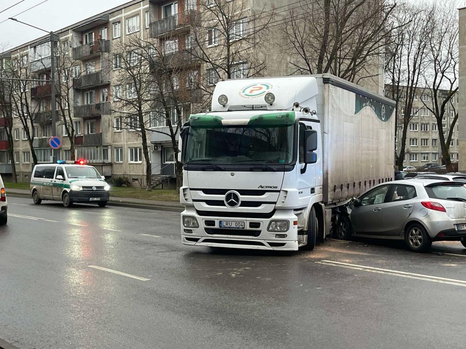 Nekasdienė avarija: lengvasis automobilis palindo po kroviniu