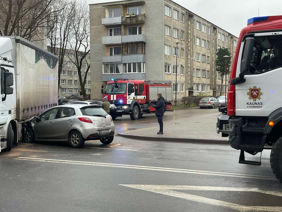 Nekasdienė avarija: lengvasis automobilis palindo po kroviniu