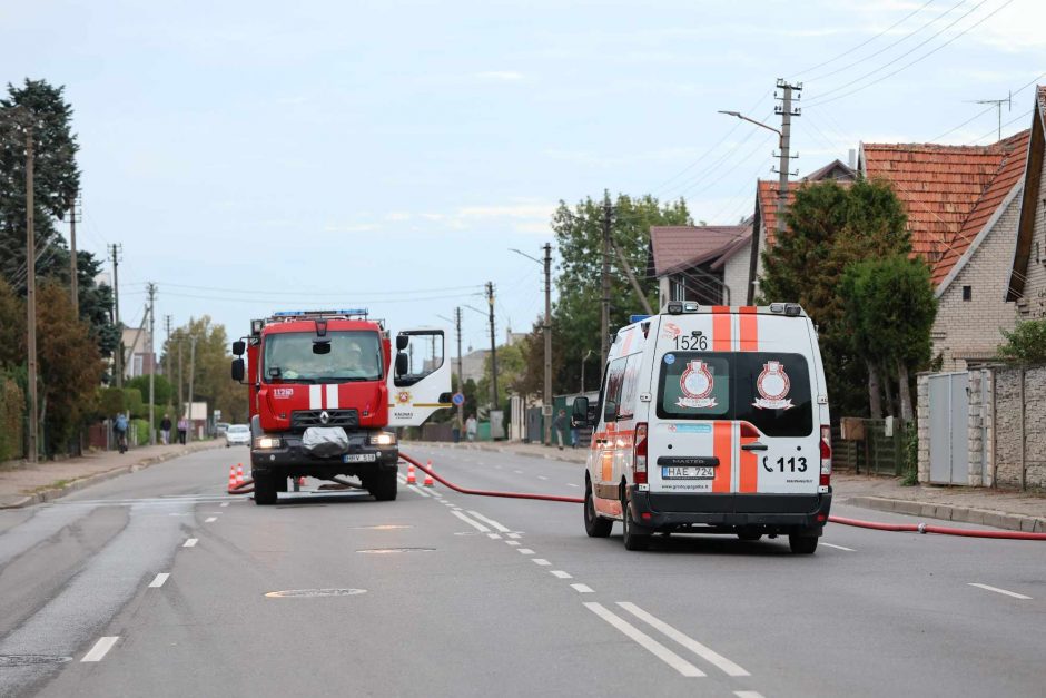 Trečiadienio pavakarę ugniagesiai užgulė Vilijampolę: po įvykio ant tilto netoliese kilo ir gaisras