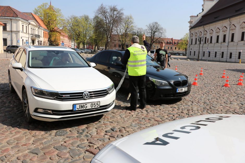 Tokio reido dar nebuvo: Rotušės aikštėje automobilius šventino policijos kapelionas