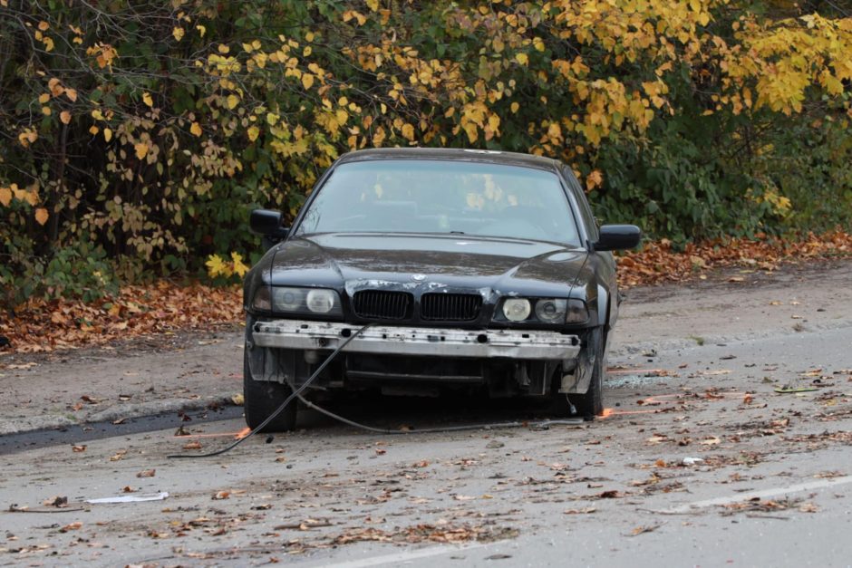 Siaubas Elektrėnų gatvėje: BMW vairuotojas rėžėsi į stotelę – sužeisti trys žmonės