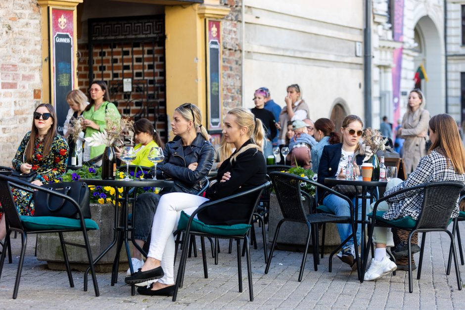 Įspūdingas A. Jagelavičiūtės performansas: žinoma moteris apmėtyta pomidorais