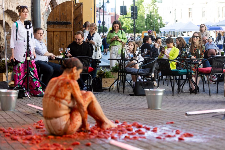 Įspūdingas A. Jagelavičiūtės performansas: žinoma moteris apmėtyta pomidorais