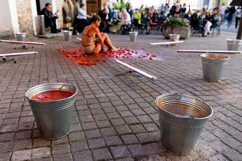 Įspūdingas A. Jagelavičiūtės performansas: žinoma moteris apmėtyta pomidorais